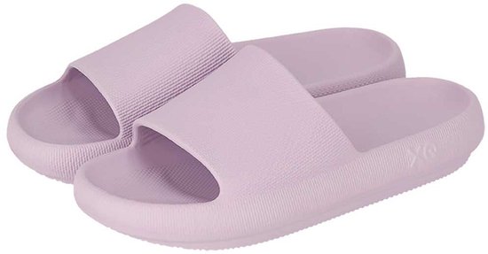 Paarse XQ Footwear slides met een ribbelpatroon op de band, op een witte achtergrond.
