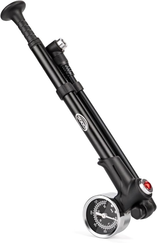Zwarte fietspomp met drukmeter en zwarte handgreep.