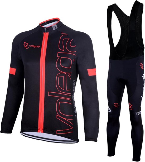 Zwarte fietsjack met lange mouwen, ritssluiting, rode opdruk "volegarb" en rode strepen, bijpassende zwarte fietsbroek met bretels.