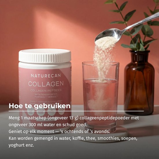 Pot Naturecan collageen peptiden met een lepel die poeder in een glas roze water giet.