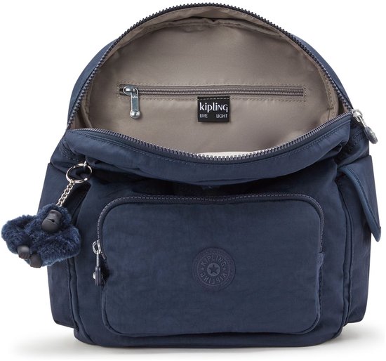 Donkerblauwe Kipling rugzak, open met binnenvak en Kipling-logo.