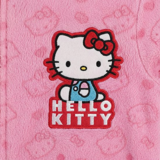 Close-up van roze fleece stof met Hello Kitty applicatie en subtiele patroon.