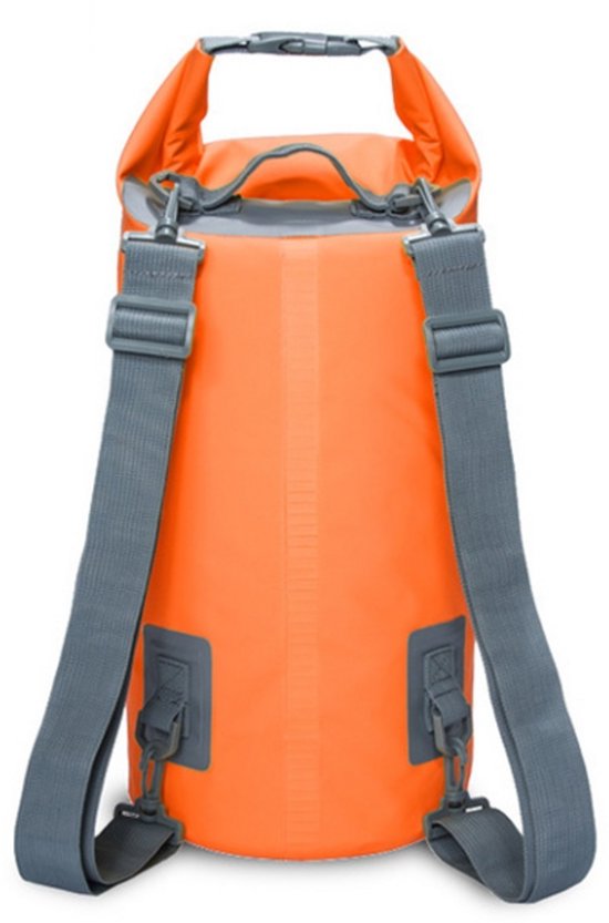 Oranje waterdichte tas met grijze banden en sluitingen.