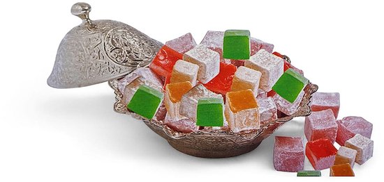 Een zilveren schaal met een deksel, gevuld met blokjes Turks fruit in de kleuren roze, oranje en groen.