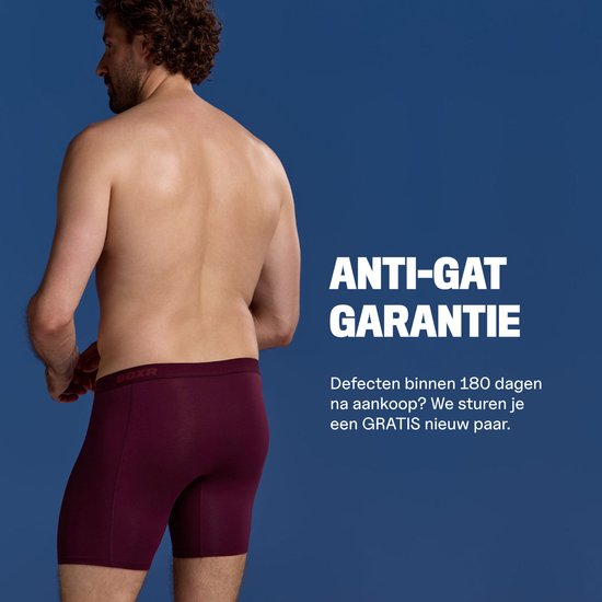 Man in bordeauxrode BOXR boxershort, zichtbaar van achteren.