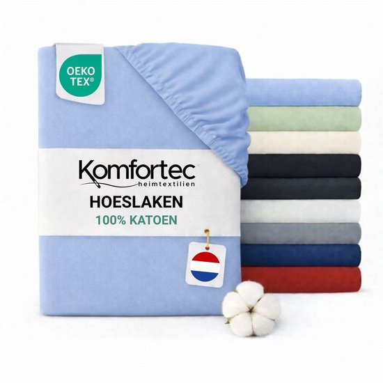 Lichtblauw katoenen hoeslaken met OEKO-TEX label, naast gestapelde hoeslakens in andere kleuren.