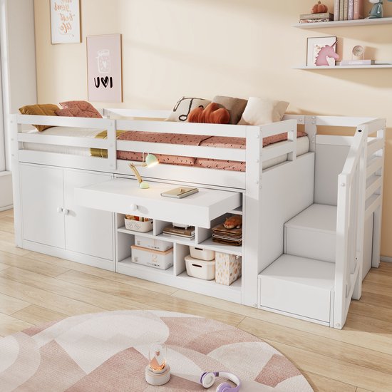 Wit kinderbed met bureau, opbergvakken, kast en trap. Op de vloer een rond vloerkleed met beren.
