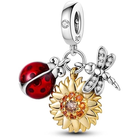 Zilveren bedel met hangende zonnebloem, lieveheersbeestje en libelle. Zonnebloem met oranje stenen, lieveheersbeestje met rode emaille.
