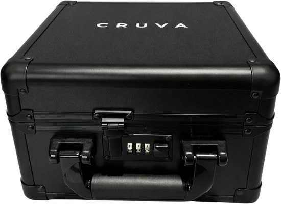 Zwarte koffer met het CRUVA logo op de bovenkant, metalen hoeken, handvat en cijferslot.