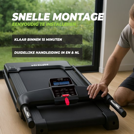 Man monteert zwarte loopband VirtuFit TR-50i, klaar binnen 15 minuten.