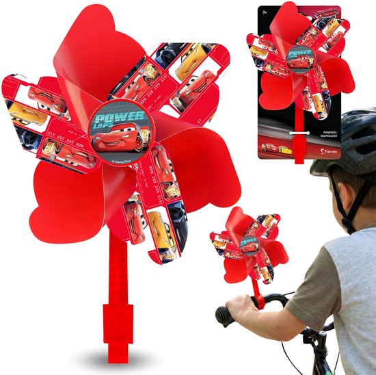 Montage van een rood windmolentje met Cars-personages op een fietsstuur, met een kind op de achtergrond.