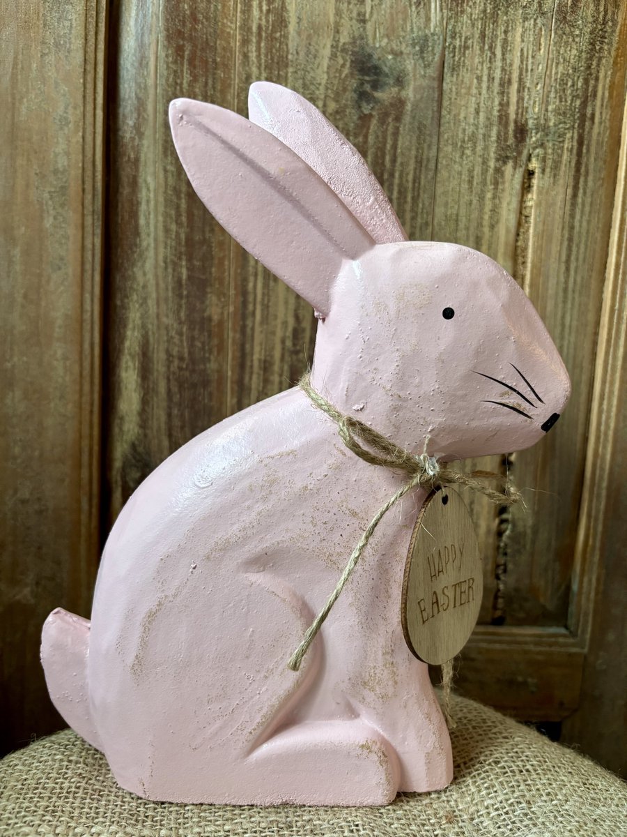Paashaas | Pasen | Roze | Paasdagen | Woonaccessoire | Woonaccessoires | Woondecoratie | Decoratie | Interieur | Living | Deco | Decoratief | Woon | Wonen | Woonkamer | Konijn met strik | Konijntje | Rotan | Paasdagen | Lente | Spring | Seizoen