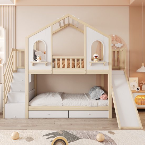 Stapelbed met huisvormig dak, wit met houten accenten, ladder met opbergvakken en witte glijbaan, met speelgoed en decoratie.