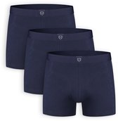 Drie donkerblauwe boxer briefs naast elkaar. Alle boxers hebben een elastische tailleband met een logo.