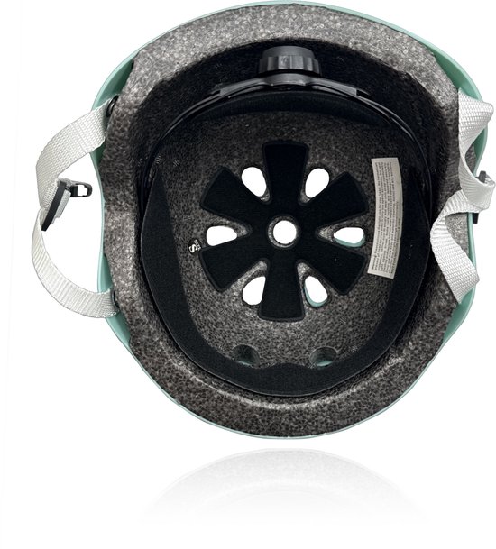 Binnenzijde van zalmgroene kinderhelm met verstelbare draaiknop en ventilatie.