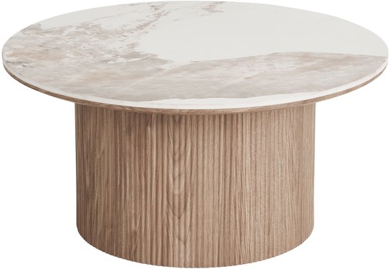 Een ronde salontafel met een marmerlook blad en een geribbeld houten onderstel.