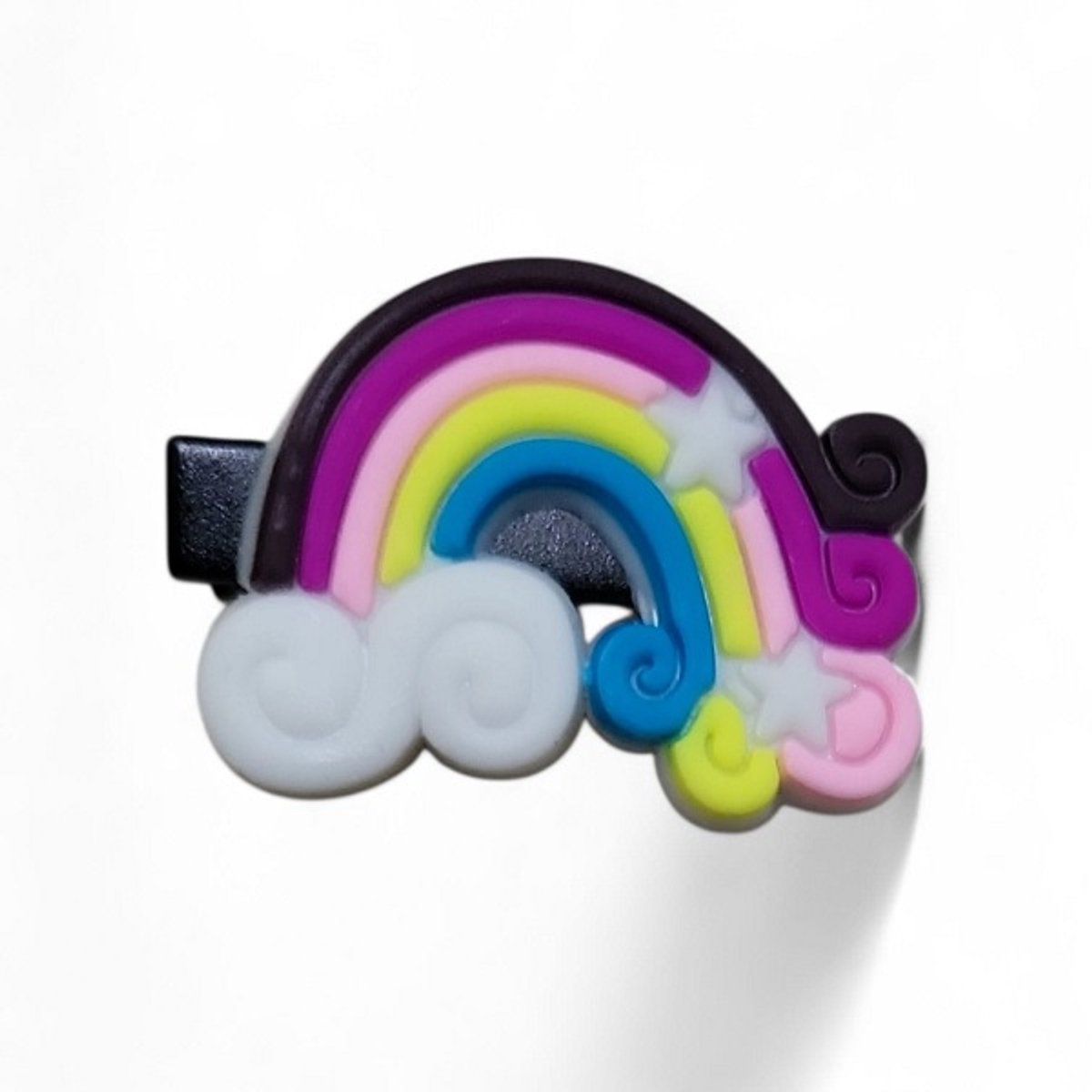 Een haarclip met een afbeelding van een kleurrijke regenboog. Tip: Deze clip kan ook gebruikt worden om losse papiertjes bij elkaar te houden of een klein zakje mee dicht te maken. Leuk om voor jezelf te kopen of om cadeau te geven.