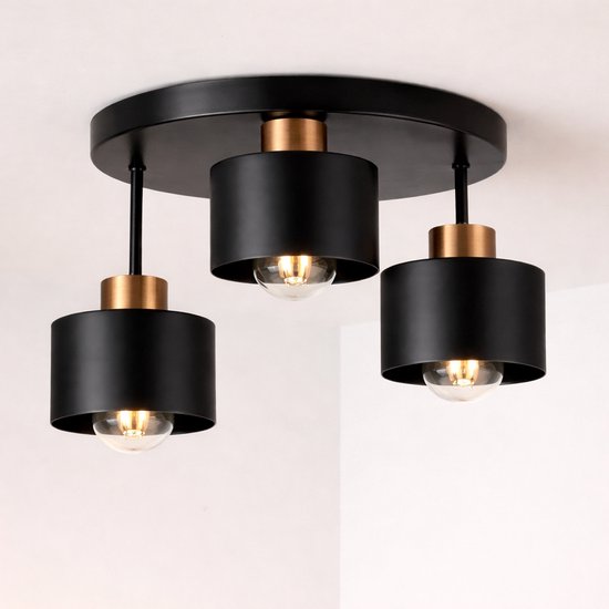 Plafonnier noir avec trois abat-jour cylindriques et accents de bronze.