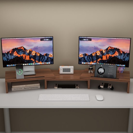 Houten monitorstandaard met 2 schermen, telefoon, tablet en accessoires.