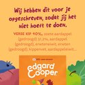 Close-up van Edgard Cooper zak met ingrediënten: kip, zoete aardappel, aardappel, erwten.