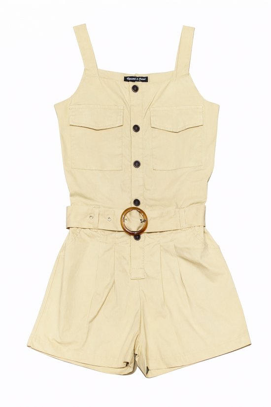 Beige korte jumpsuit met knopen, klepzakken en een riem met ronde gesp.