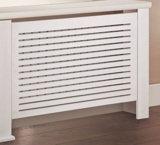 Wit MDF radiatorpaneel met horizontale lamellen op een houten vloer.
