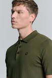 Mannen poloshirt in legergroen, met kraag, knoopsluiting en een geborduurd logo op de borst.