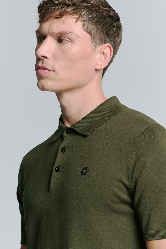 Mannen poloshirt in legergroen, met kraag, knoopsluiting en een geborduurd logo op de borst.