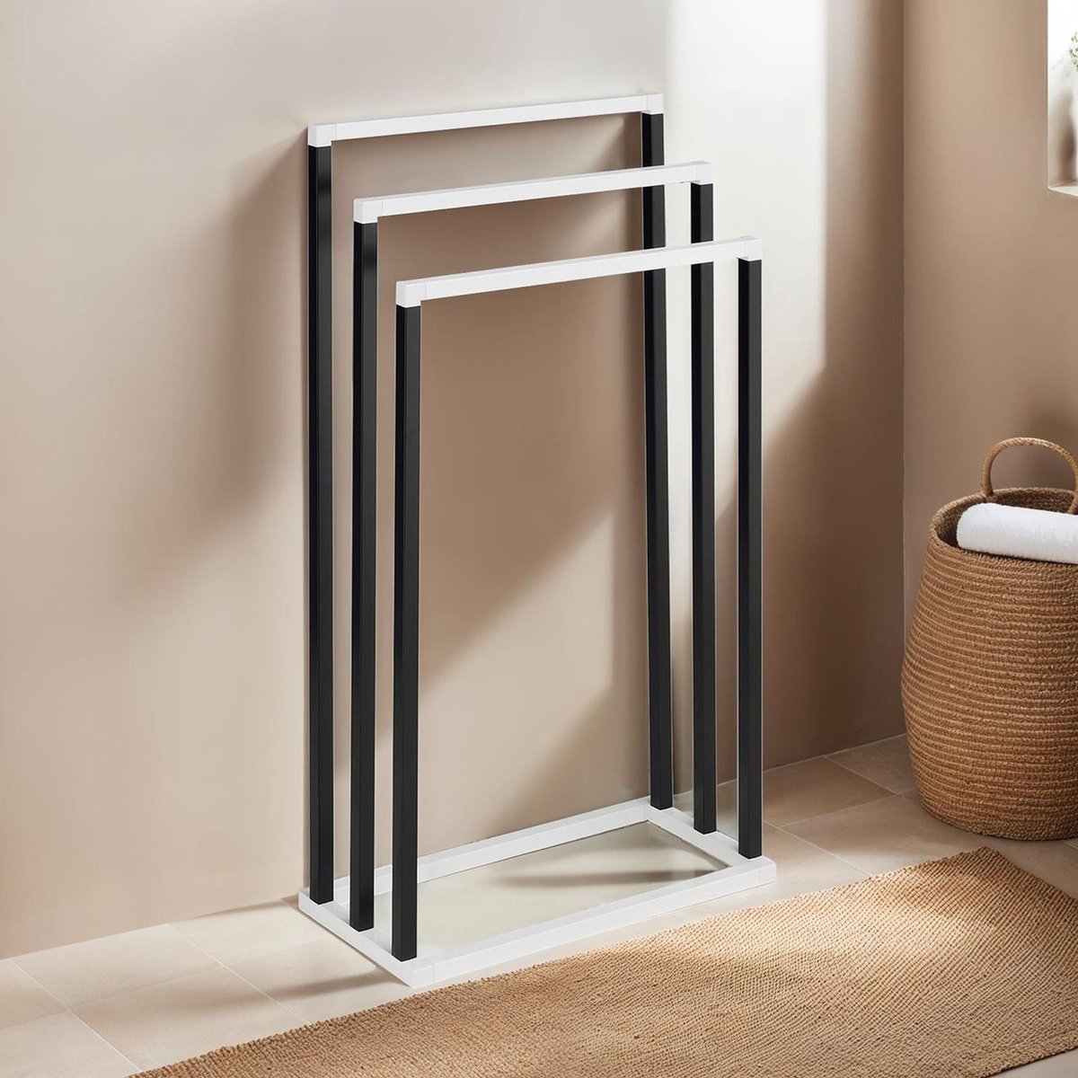 KUNO handdoekrek modern design in zwart en wit
