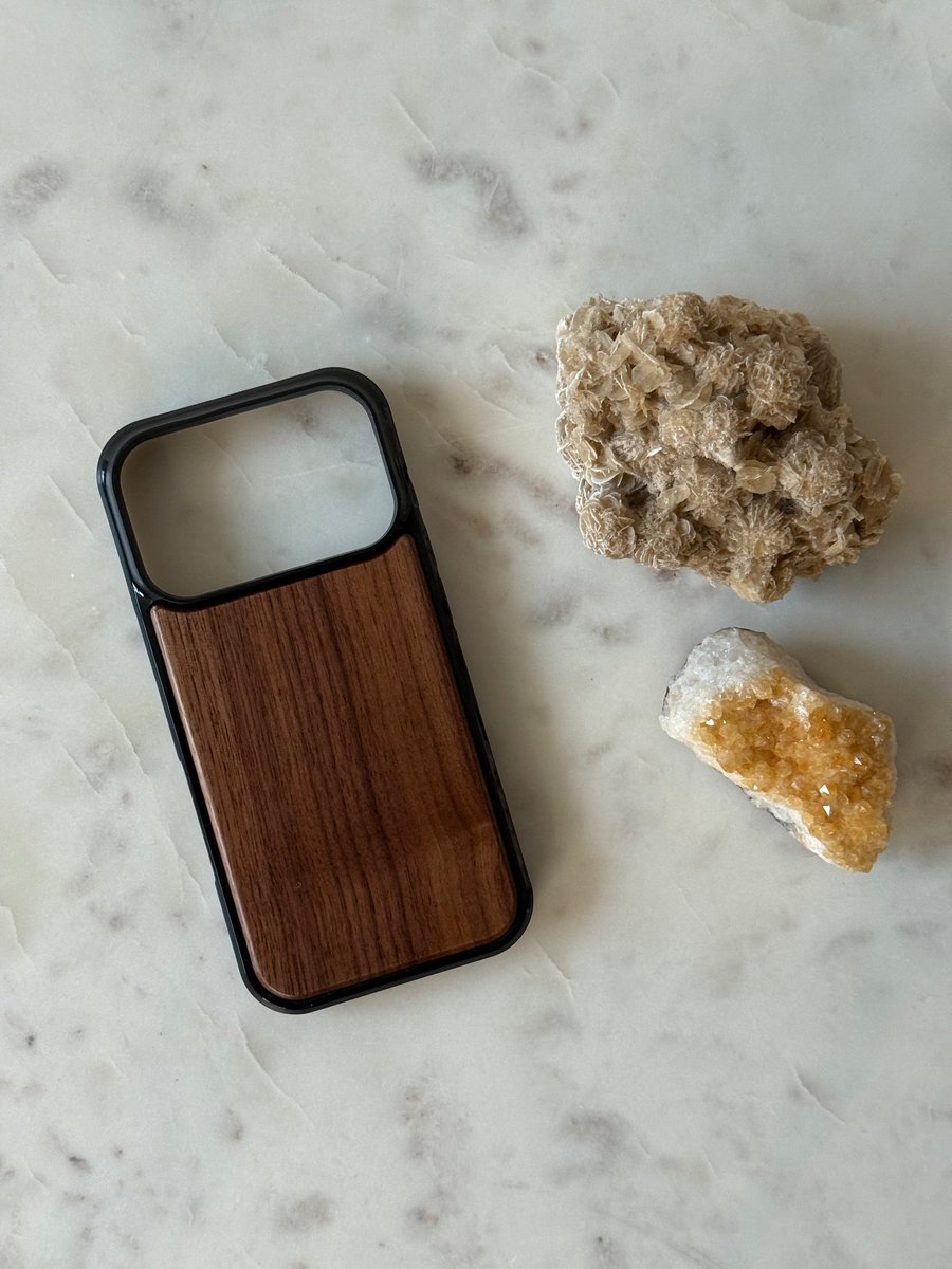 Houten iPhone 17 Pro hoesje case - Walnoot kleur - telefoonhoesje - Geschikt voor iPhone 17 Pro - Bamboe - Stevig & Veilig