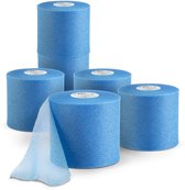 Stapel van vijf blauwe verbandrollen, één rol wordt uitgerold.