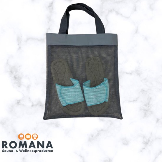 Sac en filet gris avec poignées gris foncé, contenant une paire de tongs gris foncé avec des brides bleu clair.