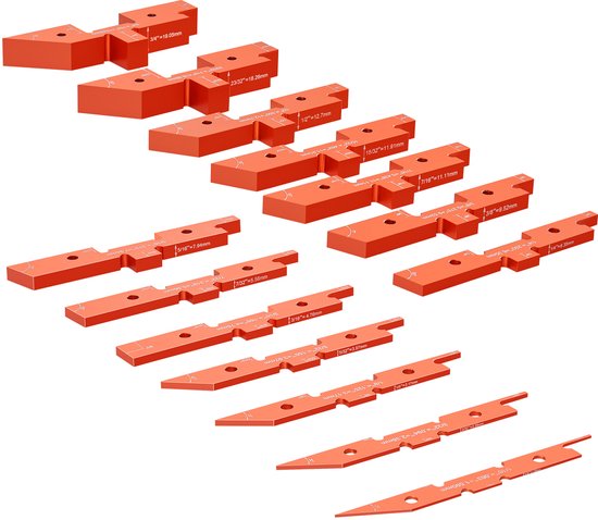 Een verzameling oranje aluminium freestafel-meetblokken met verschillende maten en markeringen, uitgelijnd op een witte achtergrond.