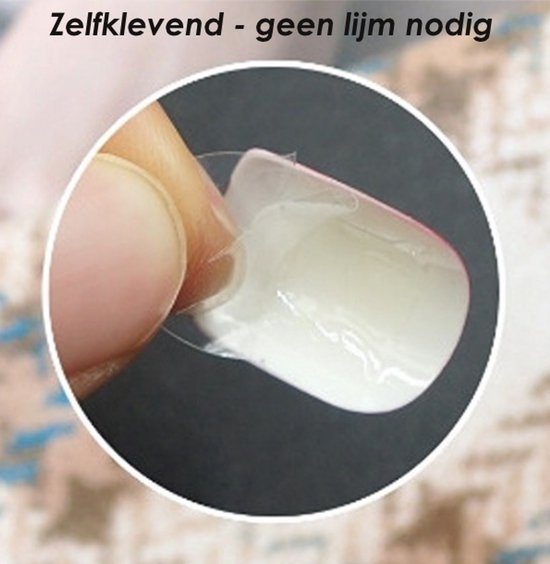 Vinger met een felroze plaknagel, de zelfklevende achterkant is zichtbaar.