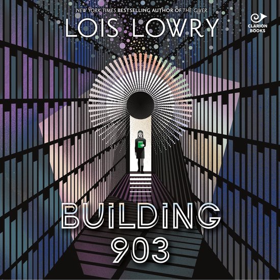 Boekomslag van 'Building 903' van Lois Lowry, met in het midden een meisje met een groene map in een gang vol boekenplanken.