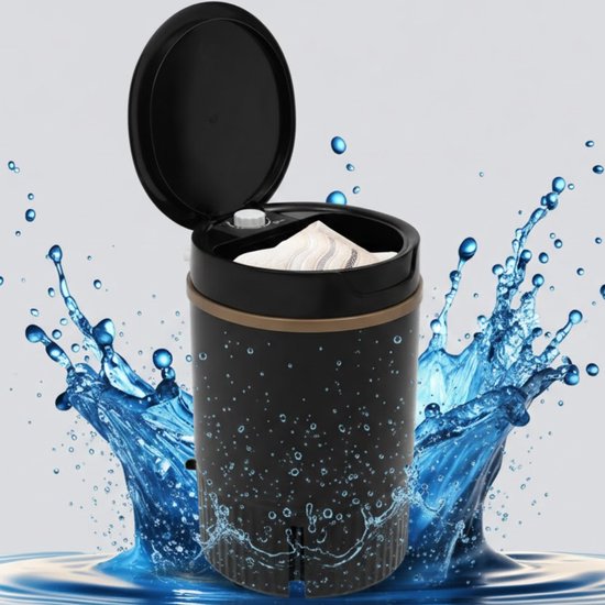 Zwarte miniwasmachine met open deksel, omringd door dynamische waterspetters op een witte achtergrond.