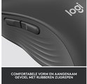 Grijze Logitech M650 muis, close-up van de zijkant met textuur.