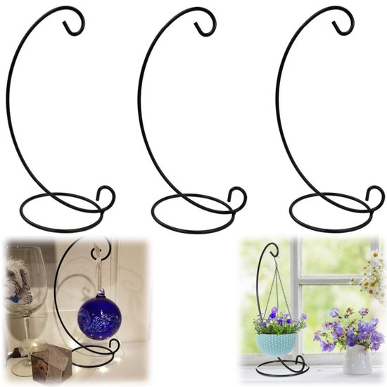 Trois supports d'affichage noirs en forme de S avec une base ronde, un avec une boule de Noël bleue, un avec une plante.