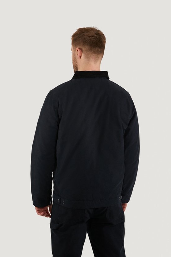 Man van achteren gezien, met donkerblauwe jas van Vintage Industries met corduroy kraag.