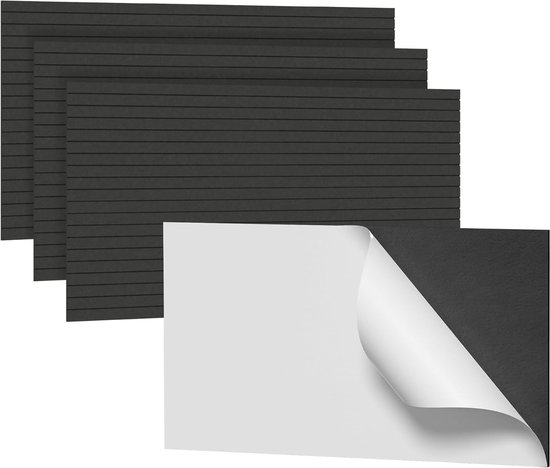 Vier zwarte, zelfklevende akoestische panelen op een witte achtergrond, waarvan één is omgekruld om de witte achterkant te tonen.