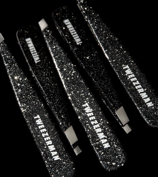 Verschillende zwarte glitter Tweezerman pincetten op een zwarte achtergrond.