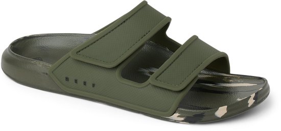 Legergroene Reef slipper met twee bandjes en camouflage voetbed. Reef logo op de zijkant.