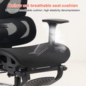 Close-up van de zitting van een zwarte bureaustoel, die het gaasontwerp en de ademende eigenschappen benadrukt. Tekst: 'Hollow out breathable seat cushion'.