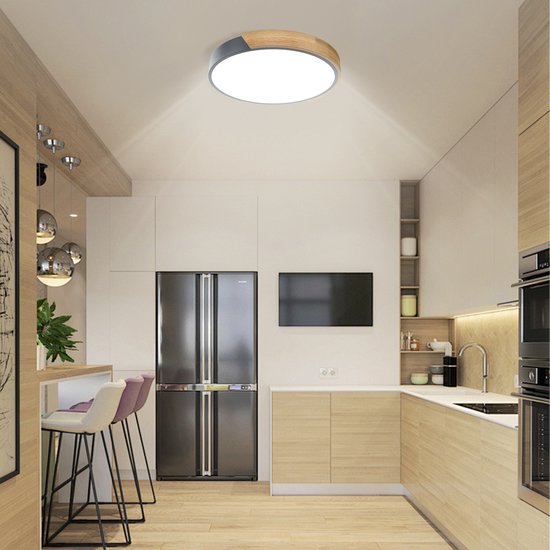 Grijze plafondlamp met houten accent, verlicht een moderne keuken met een koelkast.