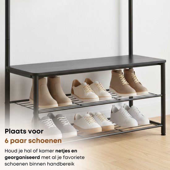 Zwart schoenenrek met zes paar schoenen.