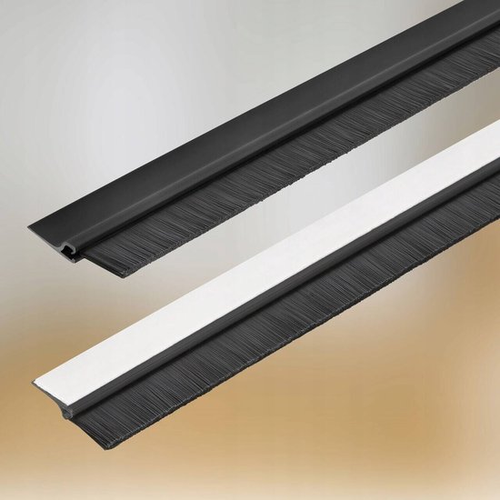 Zwarte en witte deurtochtstrips met borstels, liggend op een neutrale achtergrond.