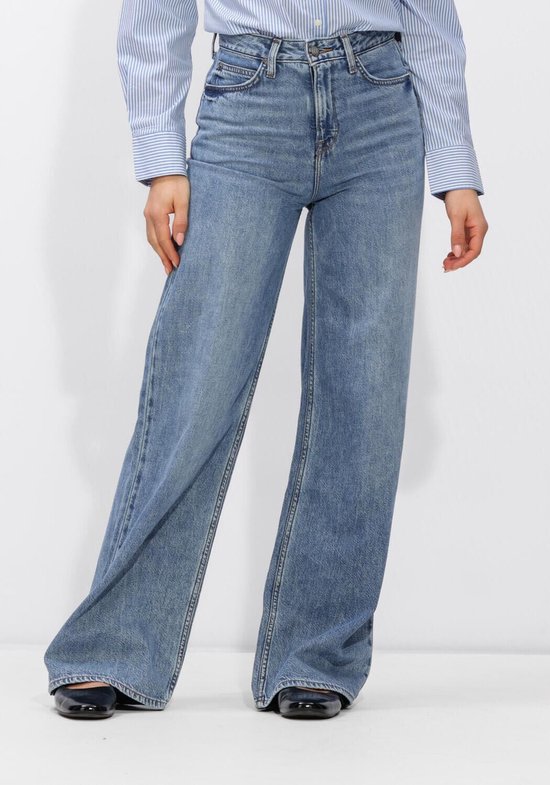 Lichtblauwe, wijde jeans met hoge taille en gestreepte blouse.