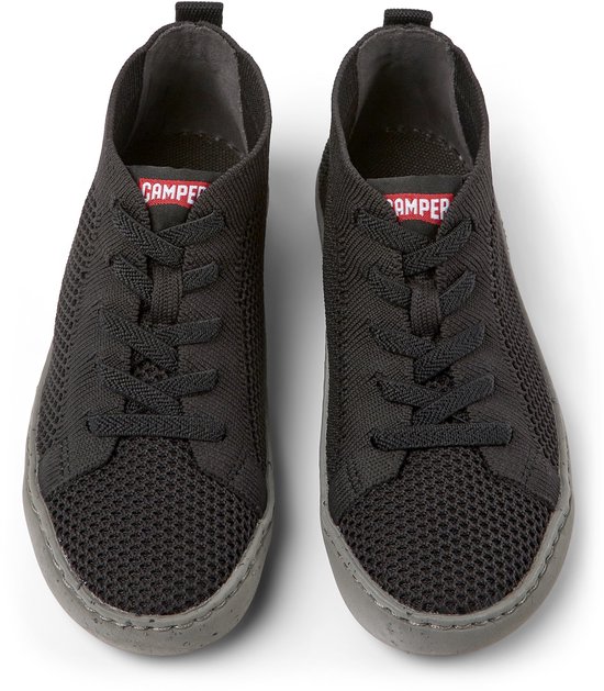 Vooraanzicht van twee donkergrijze gebreide schoenen van Camper met rode logo's.