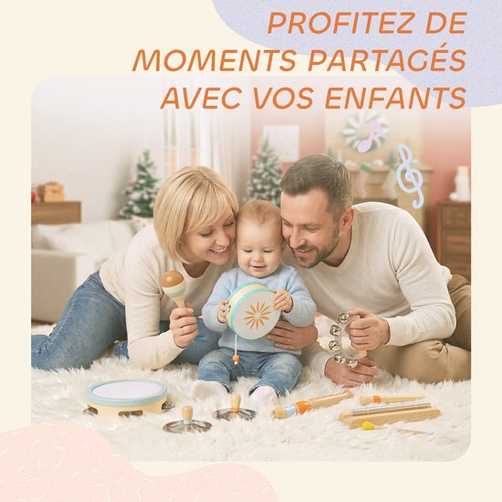 Een gezin met een baby speelt met houten muziekinstrumenten. De ouders kijken lachend naar de baby.