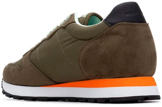 Groene sneaker met mintgroene veters en een oranje accent op de witte zool. Teddy Smith logo op de zijkant.
